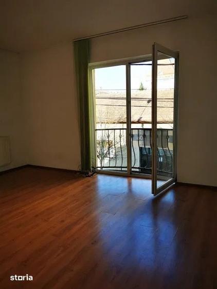 Casă cu 9 camere decomandat cu Teren 270 Mp în Ultracentral