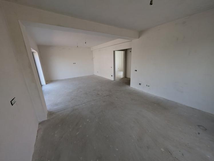 Casă individuală cu 5 camere cu Teren 300 Mp în Tunari