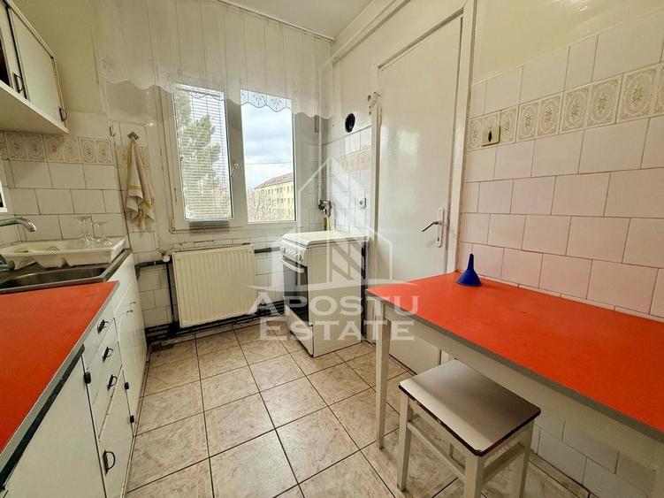 Apartament cu 4 camere semidecomandat, mobilat în Gheorghe Lazăr