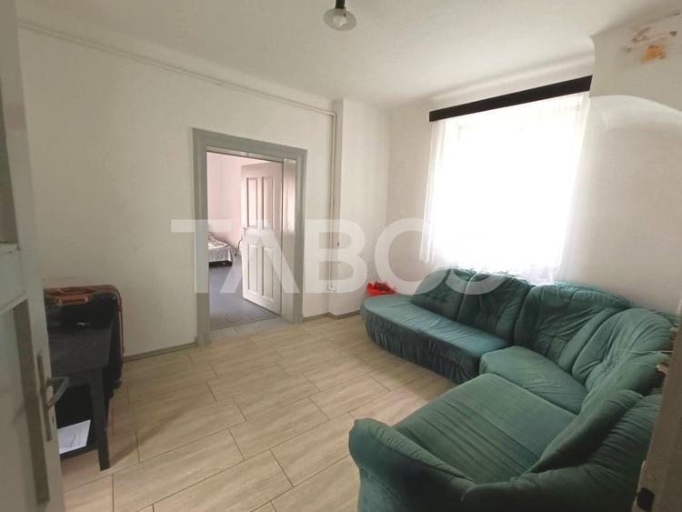 Apartament cu 3 camere semidecomandat, mobilat în Orașul de Jos