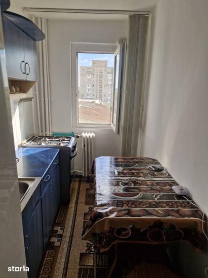 Apartament cu 3 camere semidecomandat în Calea București