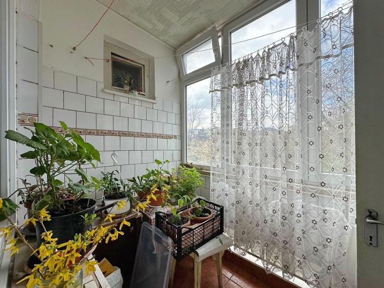 Apartament cu 3 camere semidecomandat în Dealul Cetății