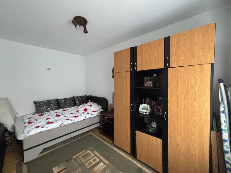Apartament cu 3 camere semidecomandat, mobilat în Hipodrom 2
