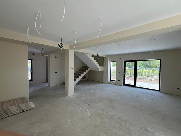 Casă individuală cu 5 camere cu Teren 400 Mp în Corbeanca