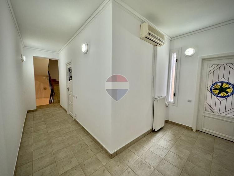 Casă individuală cu 7 camere cu Teren 100 Mp în Domenii