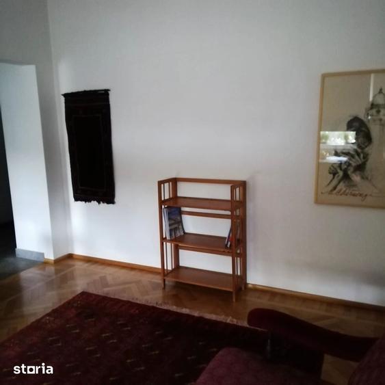 Apartament cu 3 camere semidecomandat în Centrul Civic