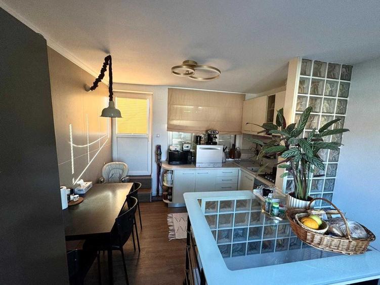 Apartament cu 3 camere decomandat, mobilat în Central