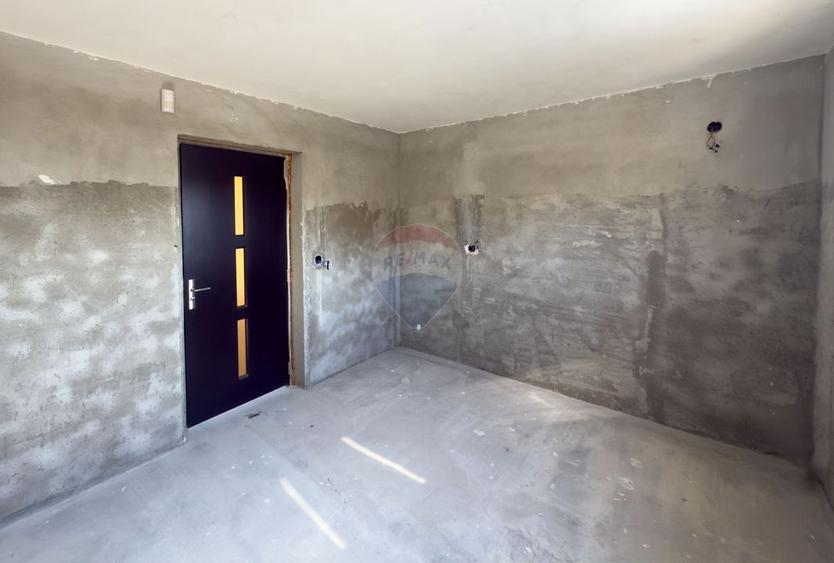 Casă cu 8 camere cu Teren 440 Mp în Central