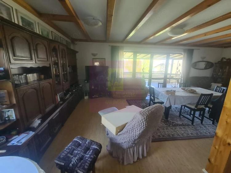 Casă cu 5 camere cu Teren 2177 Mp în Ghioșești