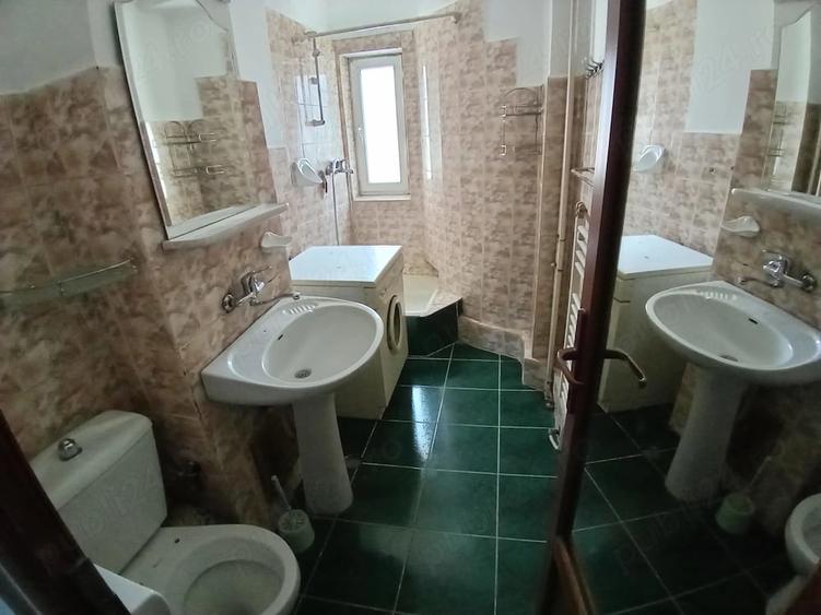 Apartament cu 4 camere semidecomandat în Petros