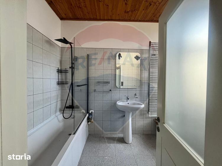Apartament cu 6 camere în Romană