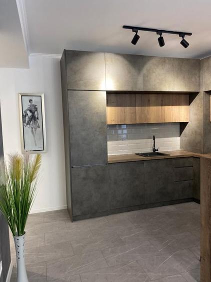 Apartament cu 3 camere semidecomandat, mobilat în Dămăroaia