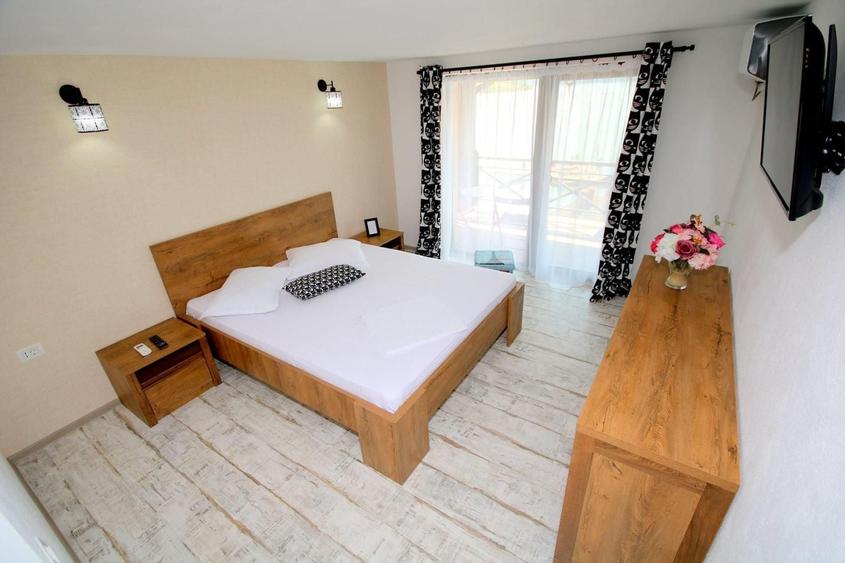 Casă cu 10 camere în Eșelnița