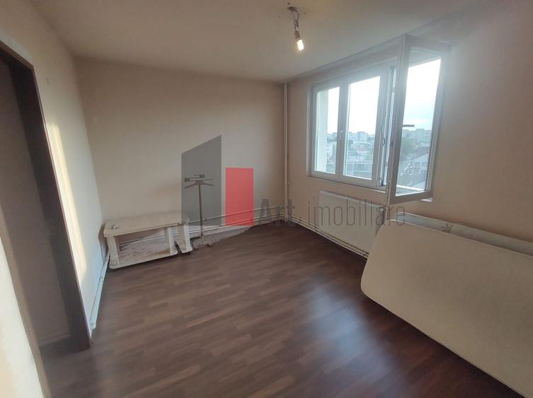 Apartament cu 3 camere semidecomandat în Alexandru Obregia