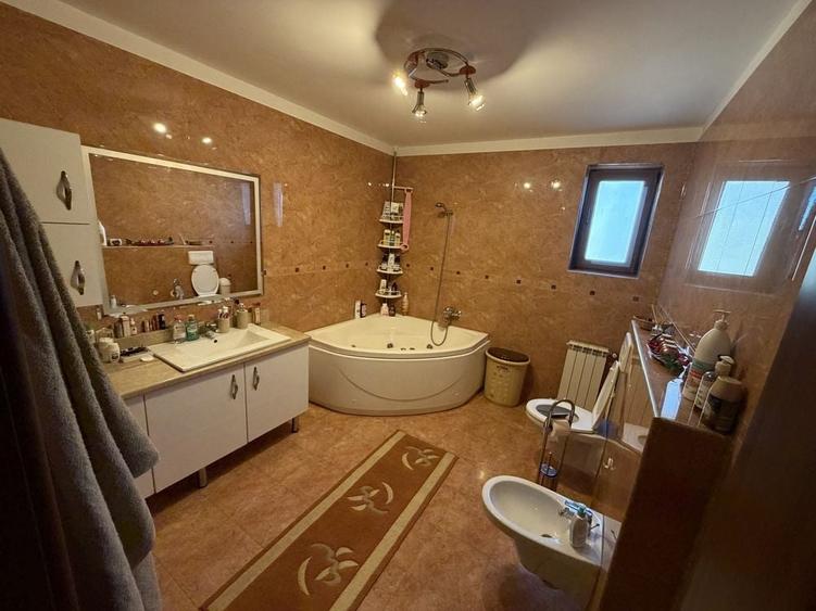 Casă cu 4 camere în Central