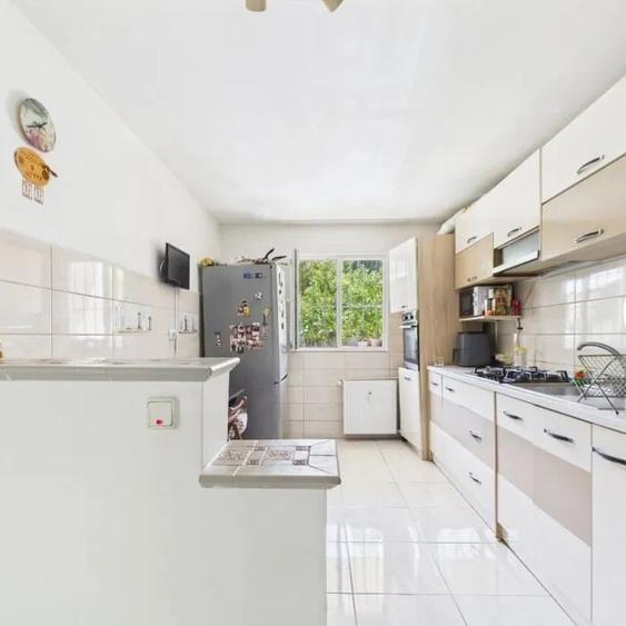 Apartament cu 4 camere decomandat, mobilat în Lujerului