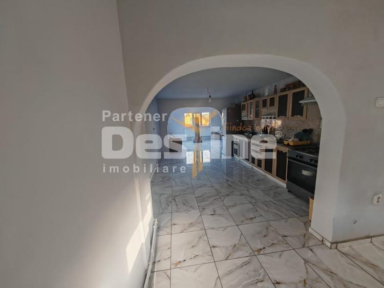 Casă individuală cu 8 camere cu Canalizare în