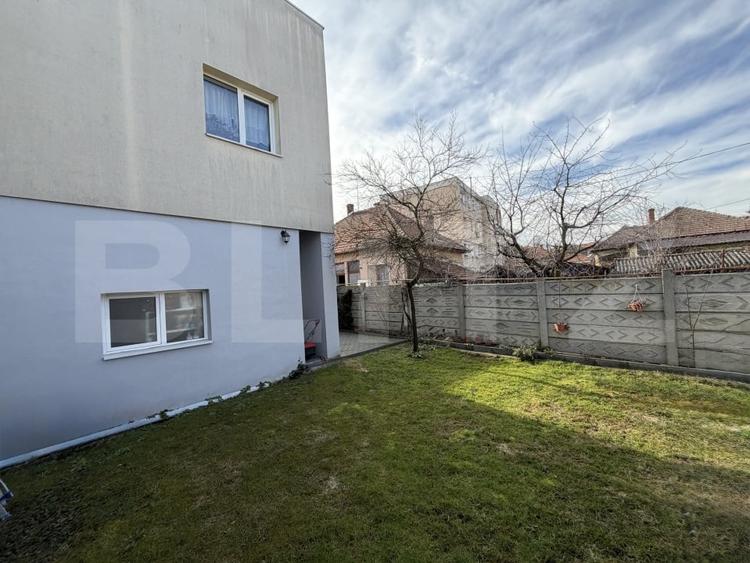 Casă individuală cu 5 camere cu Canalizare în Central