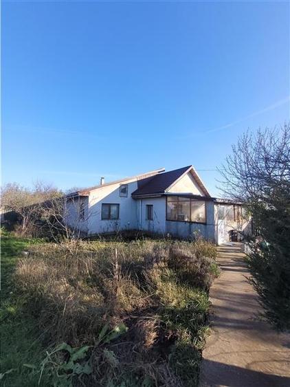 Casă individuală cu 4 camere cu Teren 2500 Mp în Lazu