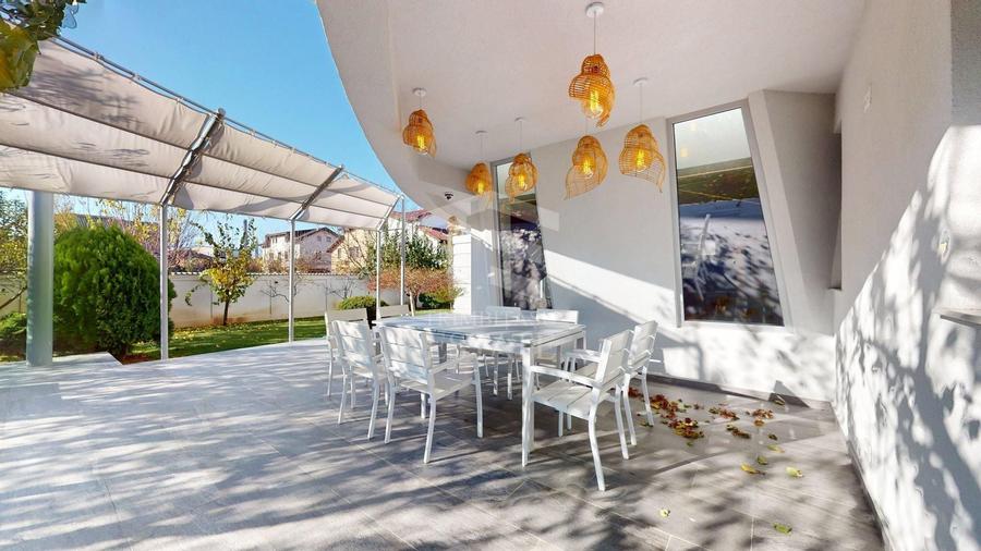 Casă individuală cu 6 camere cu Canalizare în Titan