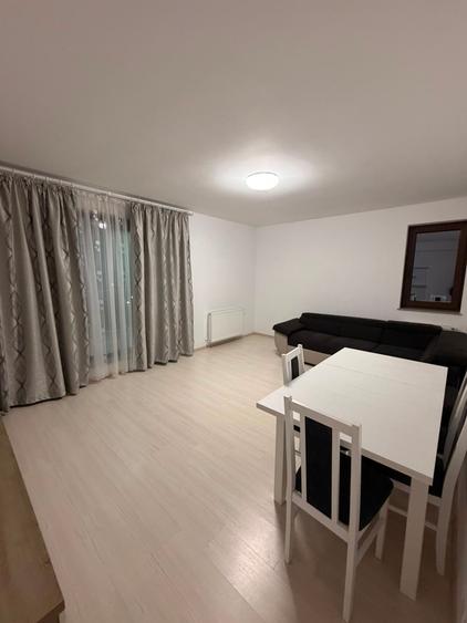 Apartament cu 4 camere decomandat în Băneasa