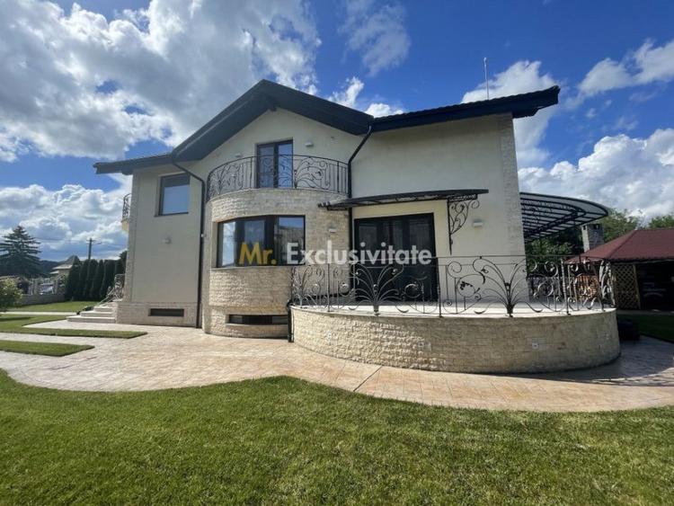 Casă cu 5 camere cu Teren 1042 Mp în Cornu