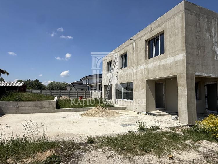 Duplex cu 8 camere cu Canalizare în Periferie