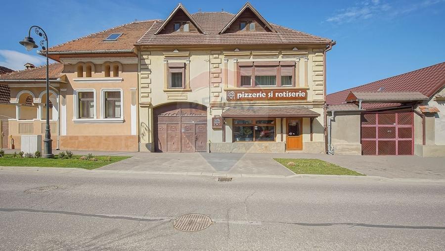 Casă cu 7 camere cu Teren 450 Mp în Central