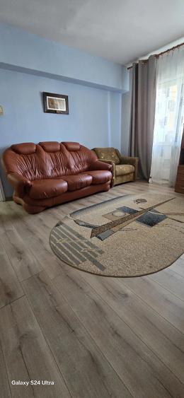 Apartament cu 4 camere semidecomandat în Central