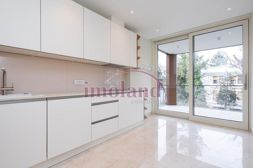 Apartament cu 4 camere decomandat în Dorobanți