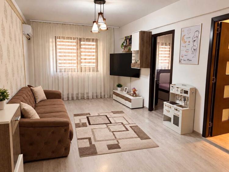 Apartament cu 3 camere semidecomandat în Roșu