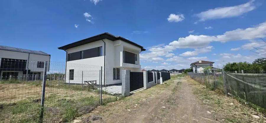 Casă individuală cu 5 camere cu Teren 409 Mp în Vest