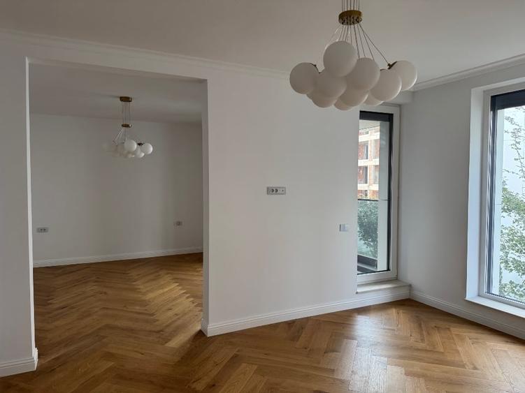 Duplex cu 5 camere cu Garaj în Central