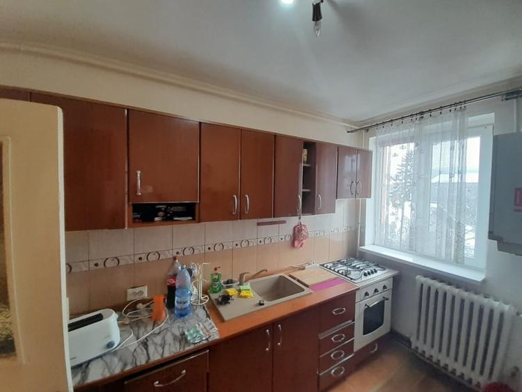 Apartament cu 3 camere decomandat, mobilat în Calea Moldovei