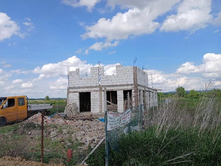 Casă cu 3 camere cu Teren 403 Mp în Roman