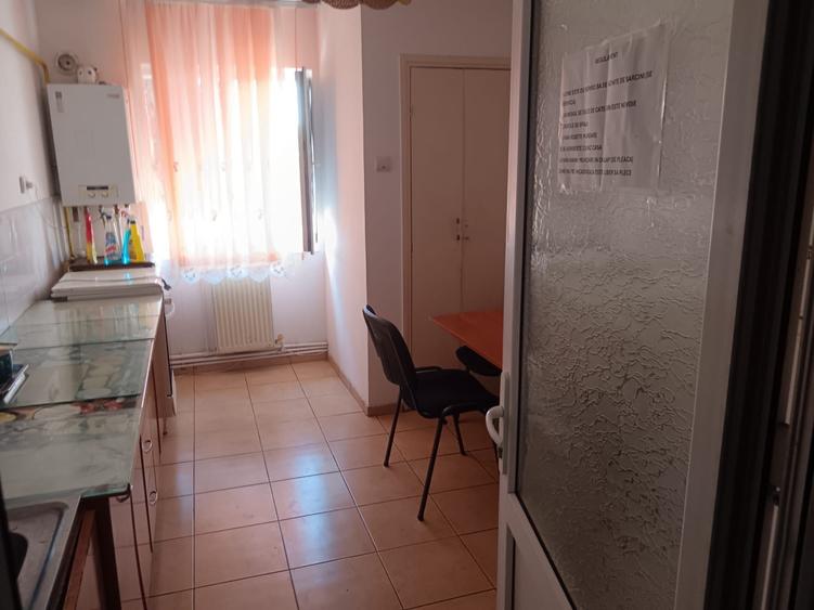 Apartament cu 3 camere semidecomandat în Central