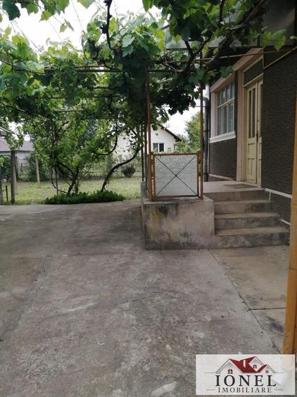 Casă individuală cu 3 camere cu Canalizare în Est