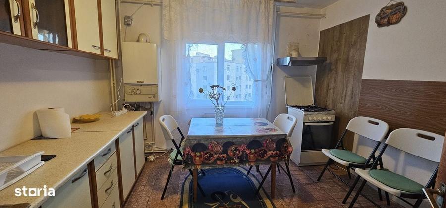 Apartament cu 3 camere decomandat în Calea București