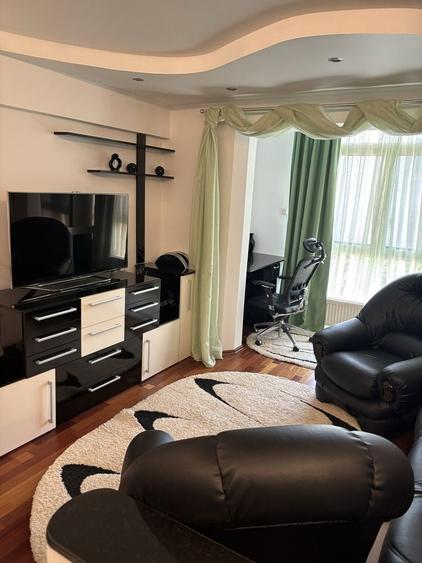 Apartament cu 3 camere semidecomandat în Central