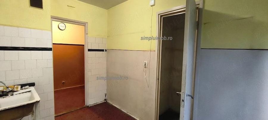 Apartament cu 3 camere semidecomandat în Berceni