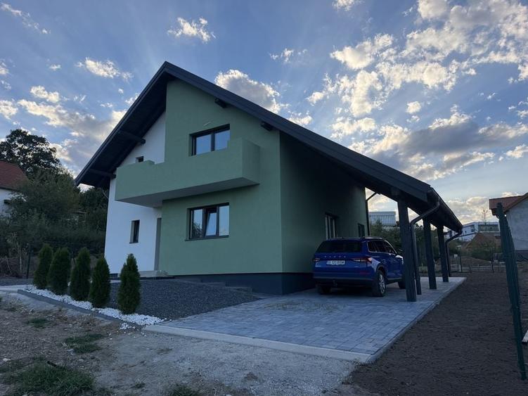 Casă cu 4 camere în Șelimbăr