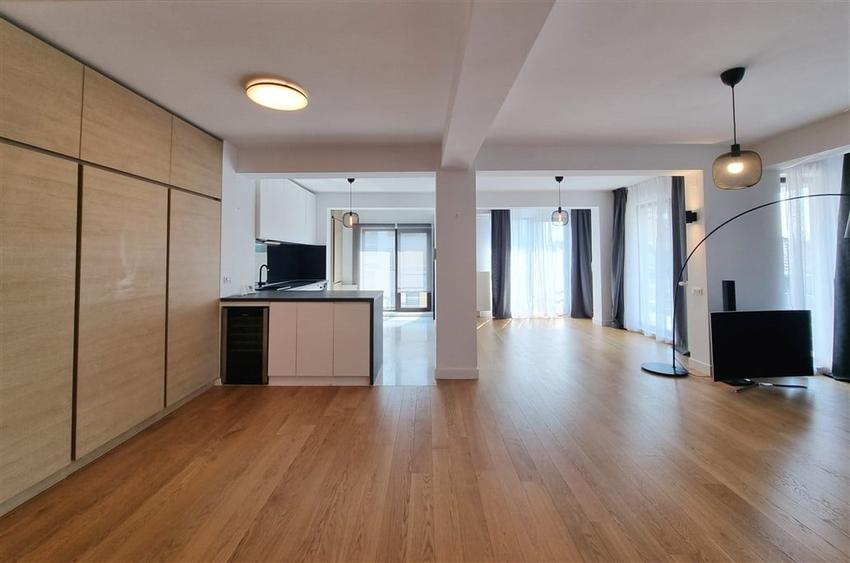 Apartament cu 4 camere decomandat în Floreasca