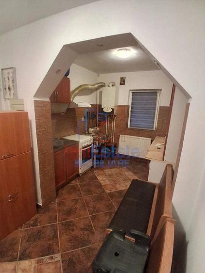 Apartament cu 4 camere decomandat în Filiași