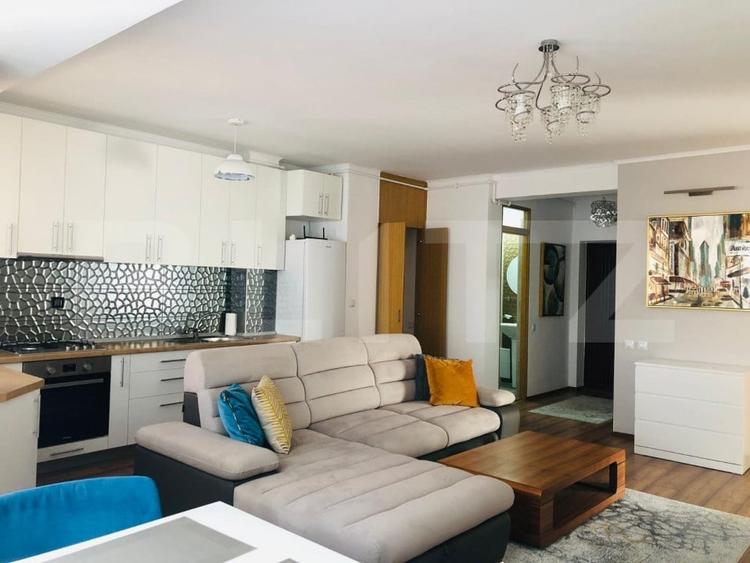 Apartament cu 3 camere semidecomandat, mobilat în Central