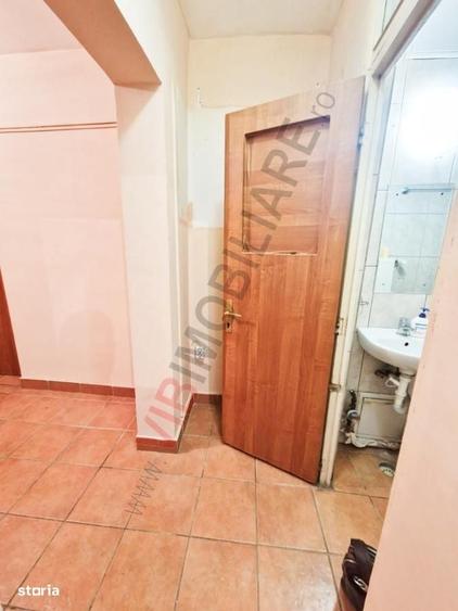Apartament cu 4 camere semidecomandat în Văcăresti