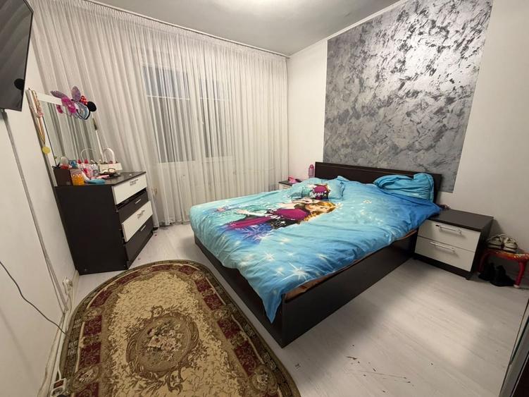 Apartament cu 4 camere semidecomandat, mobilat în Dristor
