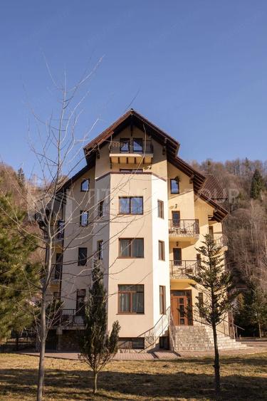 Casă cu 17 camere cu Teren 2000 Mp în Moieciu