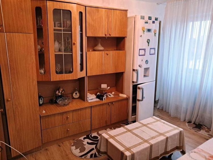 Apartament cu 2 camere semidecomandat, mobilat în 9 Mai