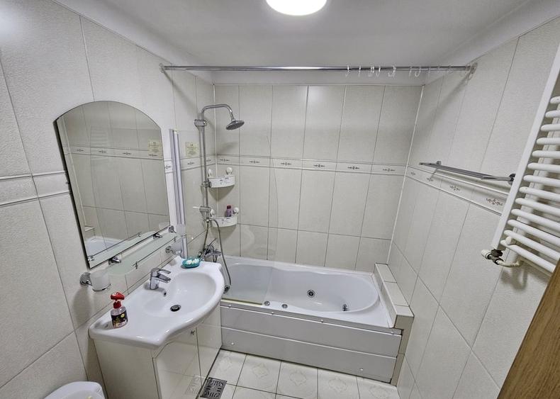 Apartament cu 3 camere decomandat, mobilat în Decebal