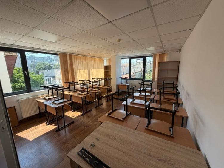 Casă individuală cu 13 camere cu Canalizare în Banu Manta